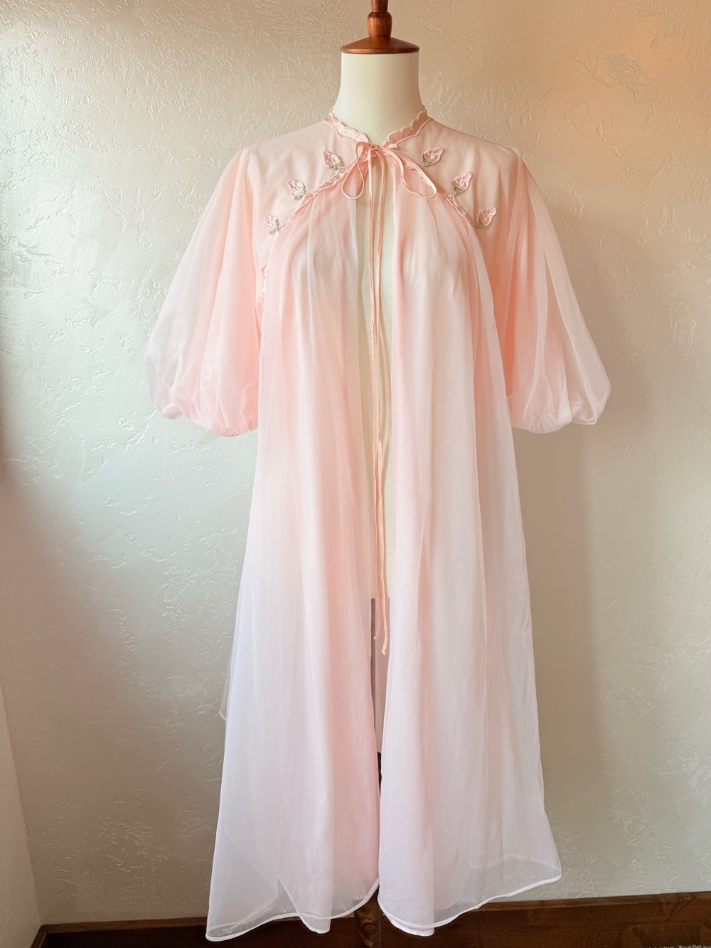 Vintage Gotham 1970s/80s Pink Chiffon Peignoir Robe Floral Embroidery Nylon